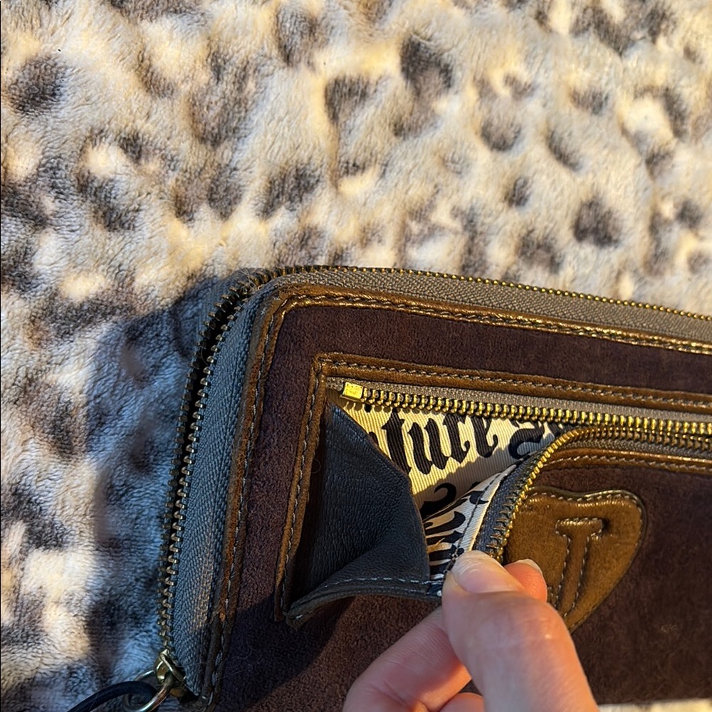 Juicy Couture Blue and Brown Key Card Holder with Elegant Emblem - Picture 12 of 15